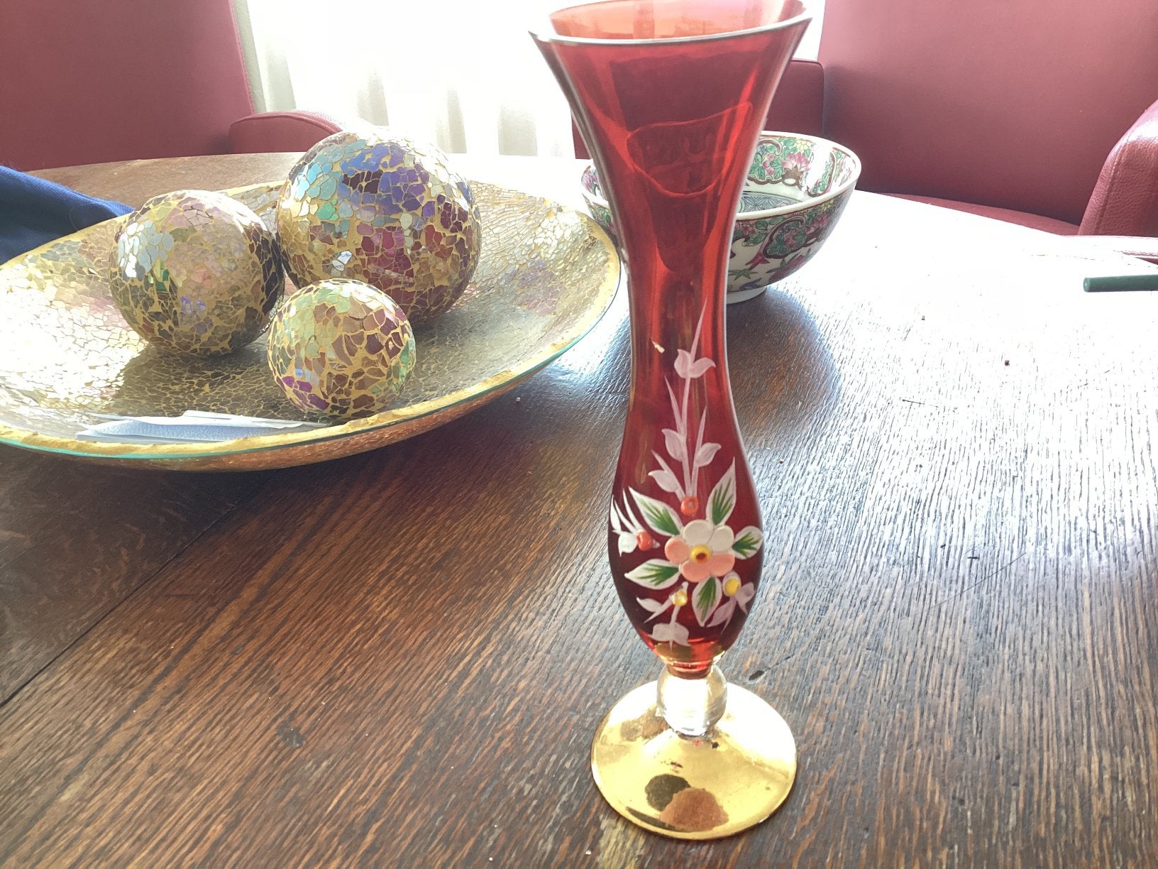 Vaasje Rood glas  gouden voet // hoog 21 cm, Ophalen of Verzenden