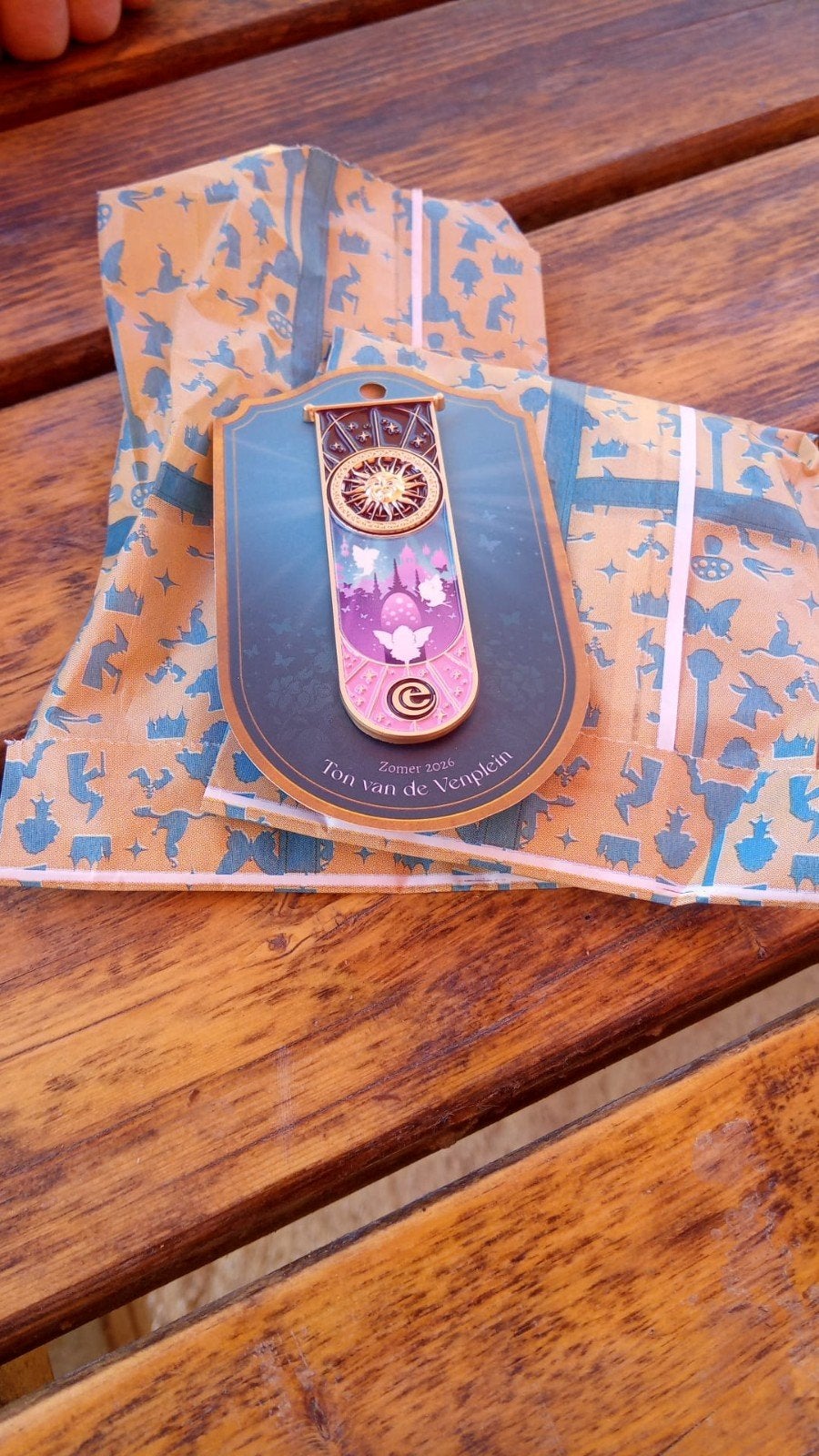 Efteling pin: Zomer 2026 - Ton van de Venplein, Verzenden, Nieuw, Button of Speldje