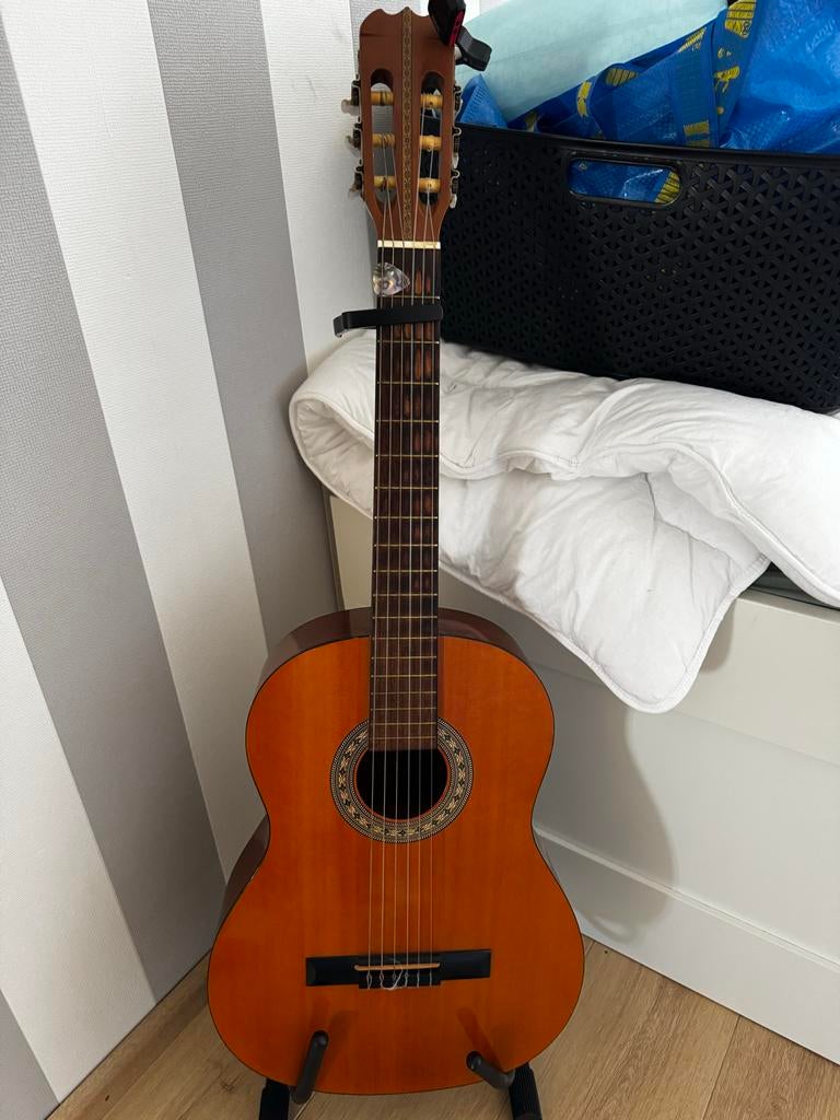 Akoestische gitaar inc: Capo, plectrum, tuner en standaard, Ophalen, Zo goed als nieuw, Klassieke of Spaanse gitaar