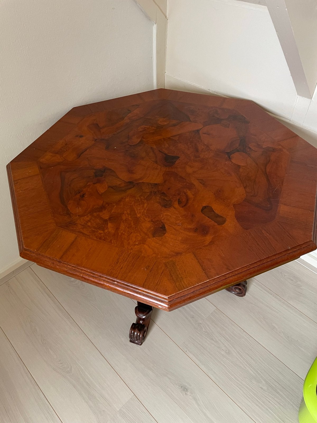 Antieke achthoekige salontafel met inlegwerk, Ophalen