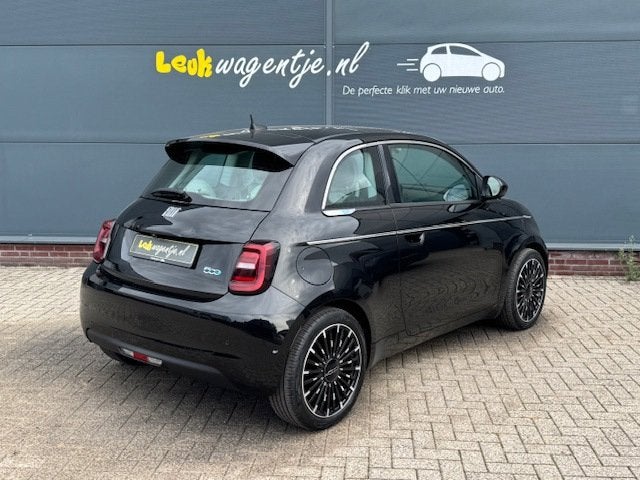 Fiat 500 e La Prima 42 kWh *pano *camera *carplay *leder etc, Gebruikt, 118 pk, 4 stoelen, Automatische klimaatregeling