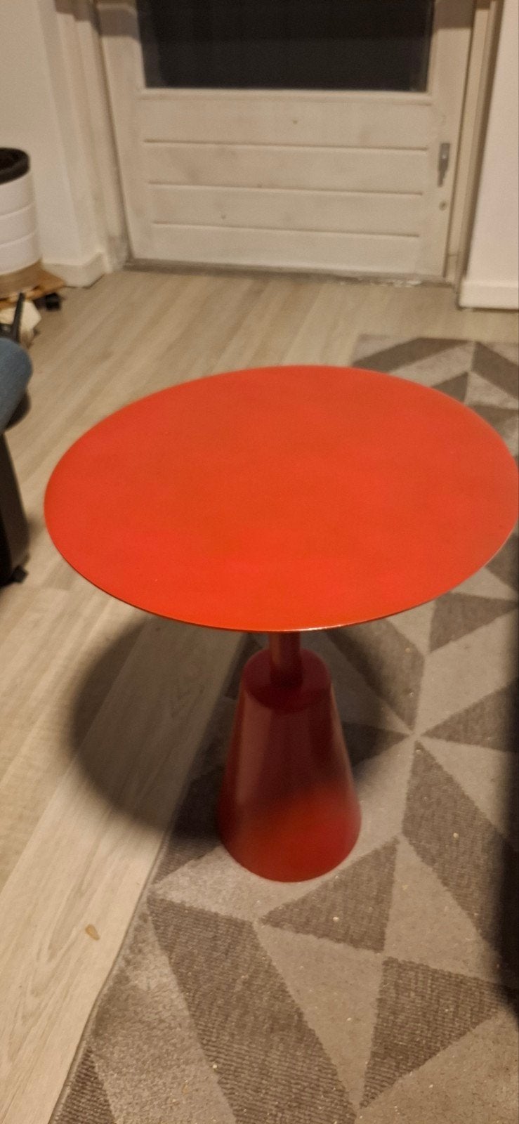 Bijzettafel Karwei - Uniek Rood Metaal - Uitstekende Staat, Ophalen, Zo goed als nieuw, Rond, Metaal of Aluminium
