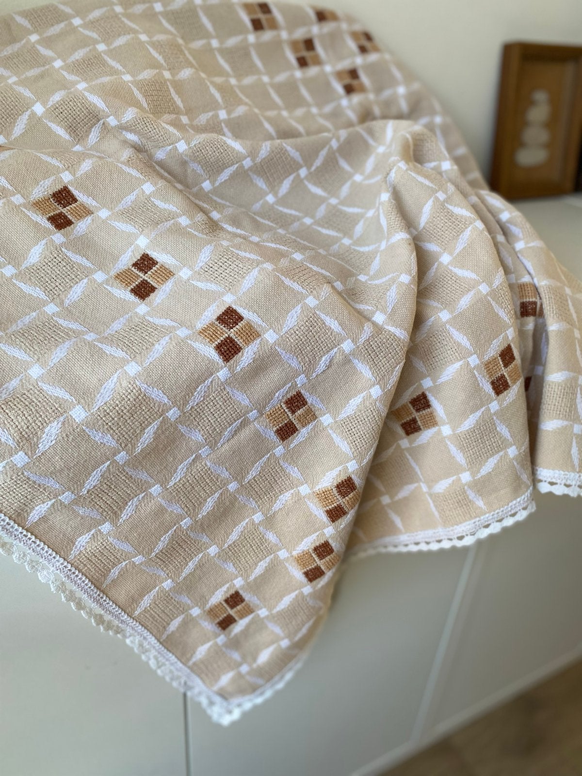 Vintage handmade Beige Tafelkleed sierkleed met Kanten Rand, Huis en Inrichting, Tafelkleden, Gebruikt, Sierrand, Ophalen of Verzenden
