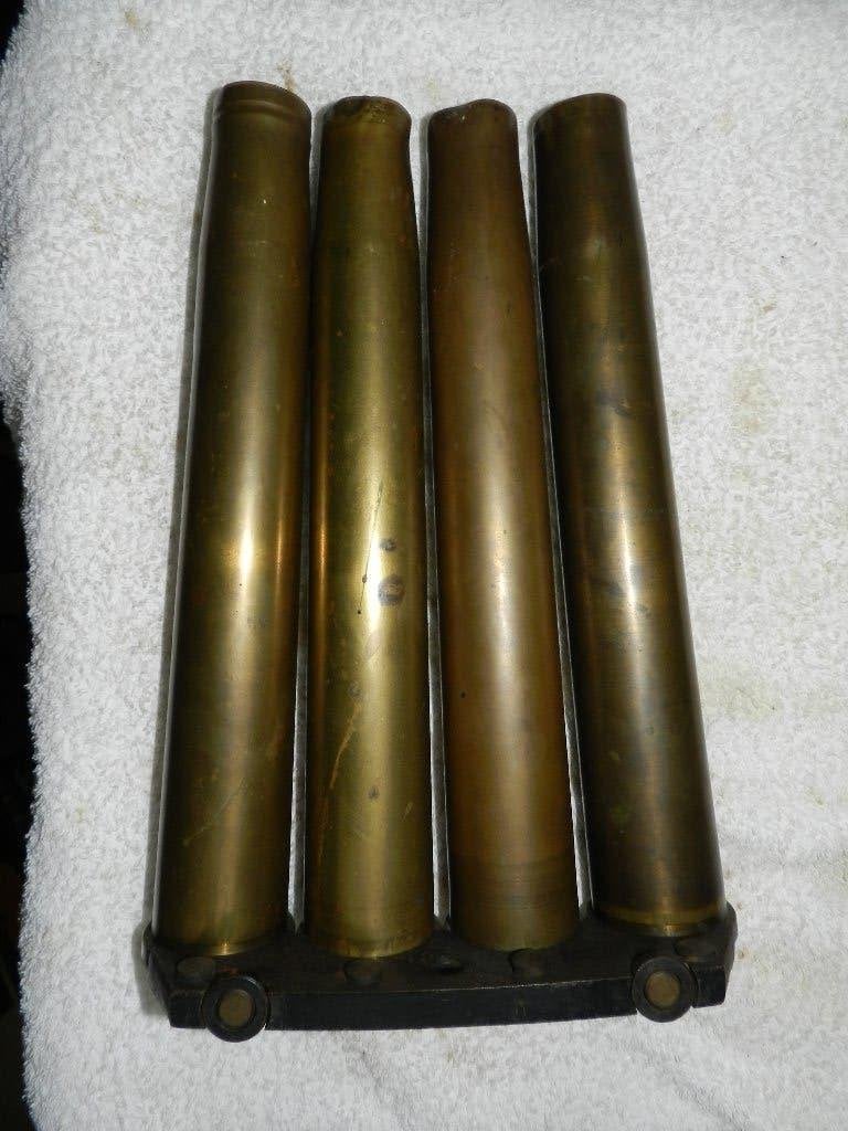 Bofors clip met vier 40 mm hulzen, Verzamelen, Ophalen of Verzenden, Landmacht, Nederland, Hulzen of Bodemvondsten