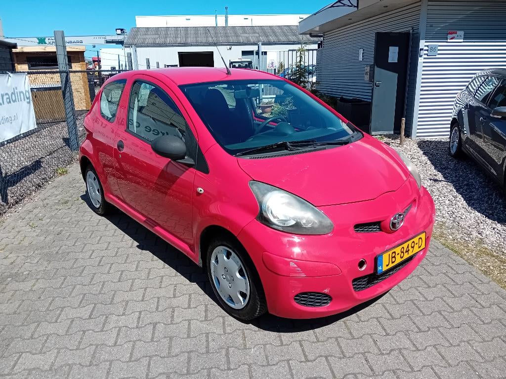 Toyota Aygo 1.0 12V Vvt-i 3DRS 2011 Rood NIEUWE APK!!, Voorwielaandrijving, Stof, Zwart, 68 pk