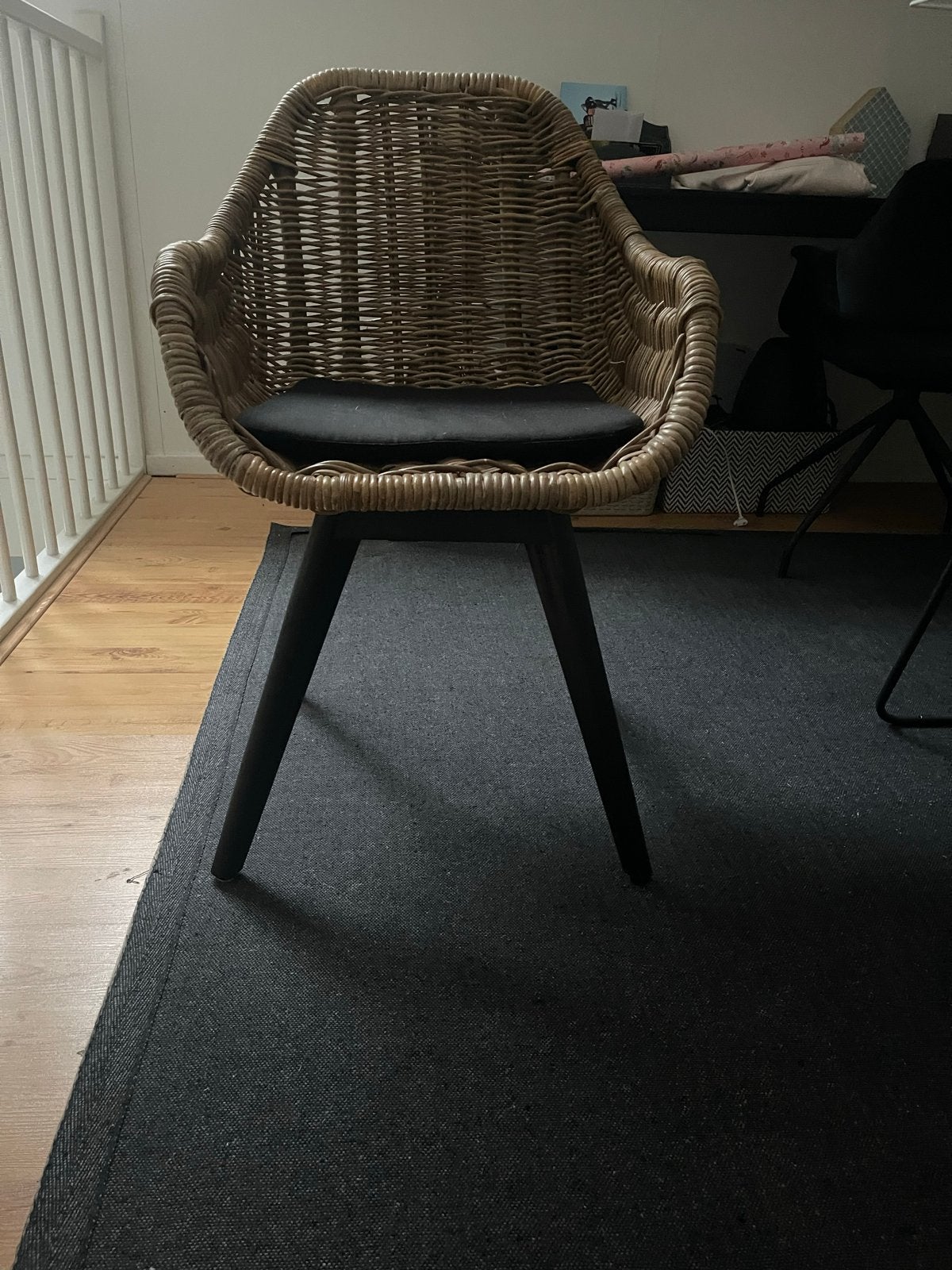 2 stuks, Rotan stoel met zwart kussen, Ophalen, Gebruikt, Overige kleuren, Riet of Rotan