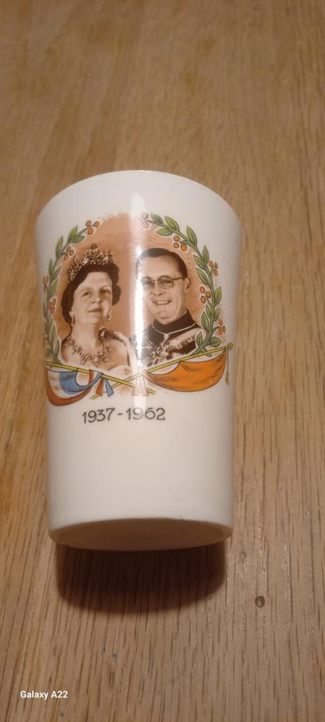 porseleinen beker Juliana en Bernhard, Ophalen of Verzenden, Zo goed als nieuw, Servies