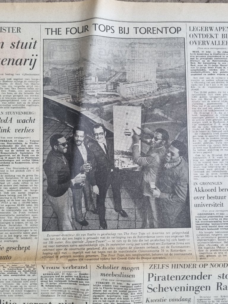 Popgroep The Four Tops op de Euromast in Rotterdam (1970), Ophalen of Verzenden, 1960 tot 1980, Knipsel(s)