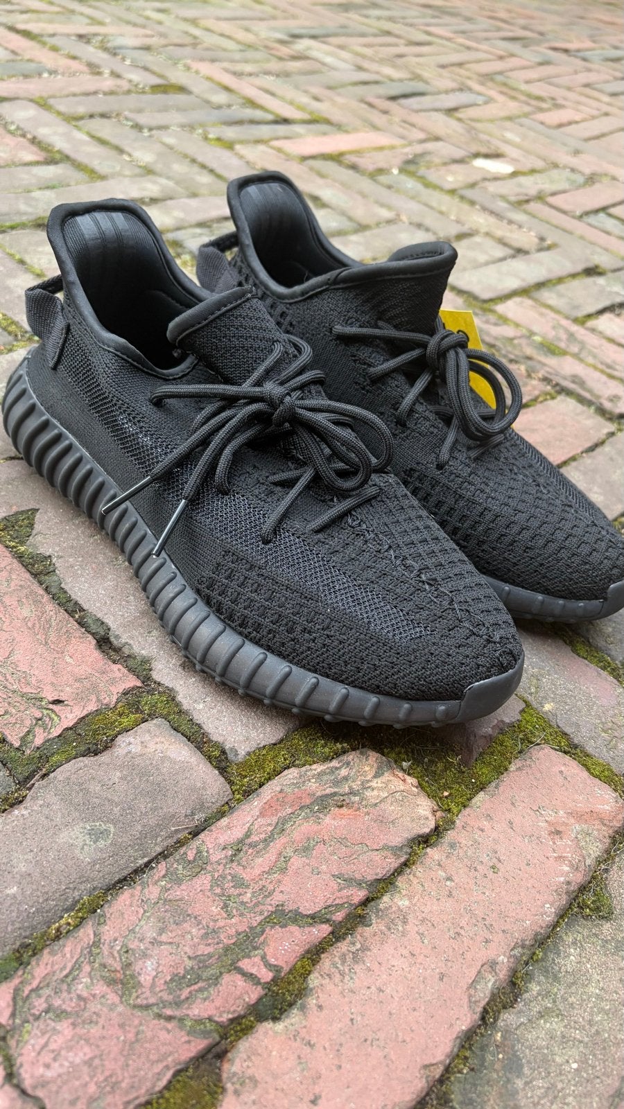 Yeezy Boost 350 V2 Black - Maat 41,5, Kleding | Heren, Ophalen of Verzenden, Zo goed als nieuw, Zwart, Sneakers of Gympen
