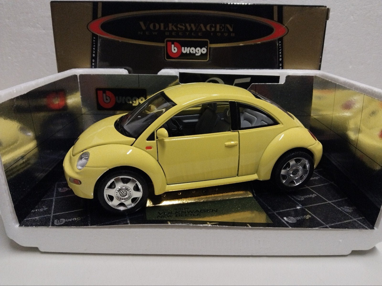 Volkswagen Beetle yellow editie 25jr Bburago metal 1:18 KRD, Ophalen of Verzenden, Zo goed als nieuw, Auto, Bburago