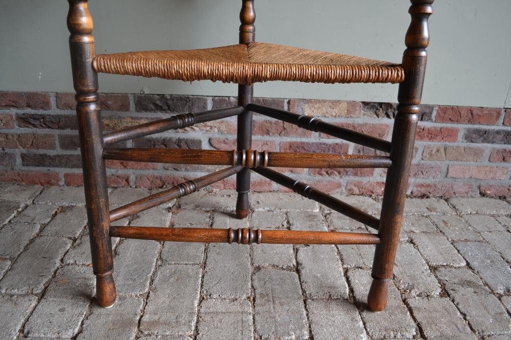 Prachtige antieke eiken houten hoekstoel met biezen zitting., Verzenden