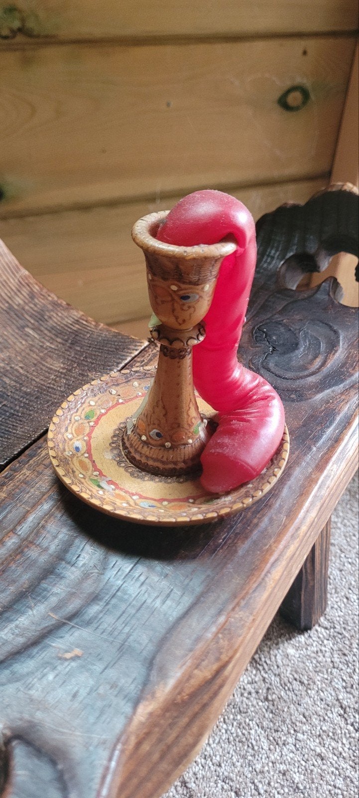 Unieke handgesneden houten kandelaar met rode kaars, Ophalen of Verzenden, Overige materialen