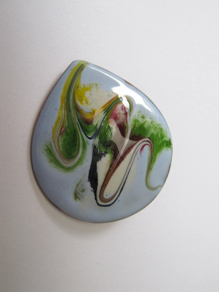 broche met abstracte emaille tekening., Verzenden, Zo goed als nieuw, Goud, Overige materialen