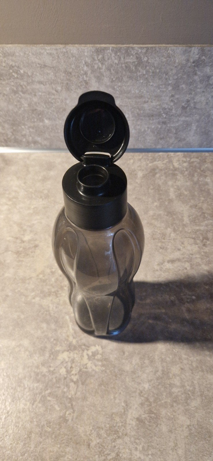 Tupperware EcoFles 750ml - Donkergrijs, Huis en Inrichting, Ophalen of Verzenden, Zo goed als nieuw, Drinkfles, Met deksel