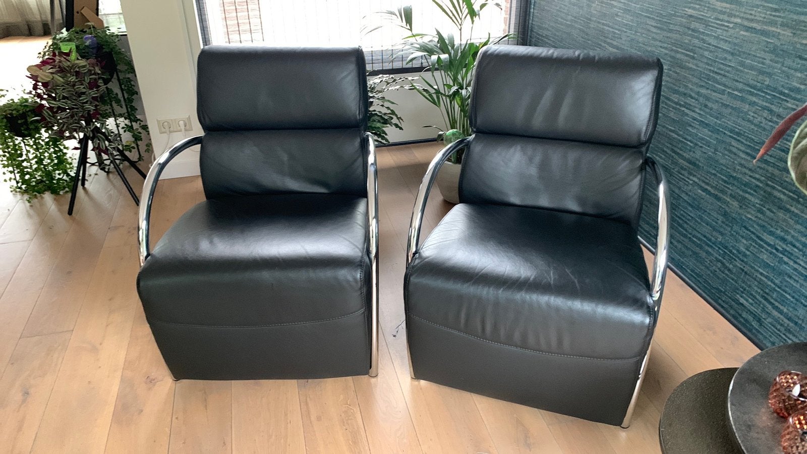 2 zwart lederen Fauteuils, Huis en Inrichting, Fauteuils, Ophalen, Zo goed als nieuw, Indistrueel, 50 tot 75 cm