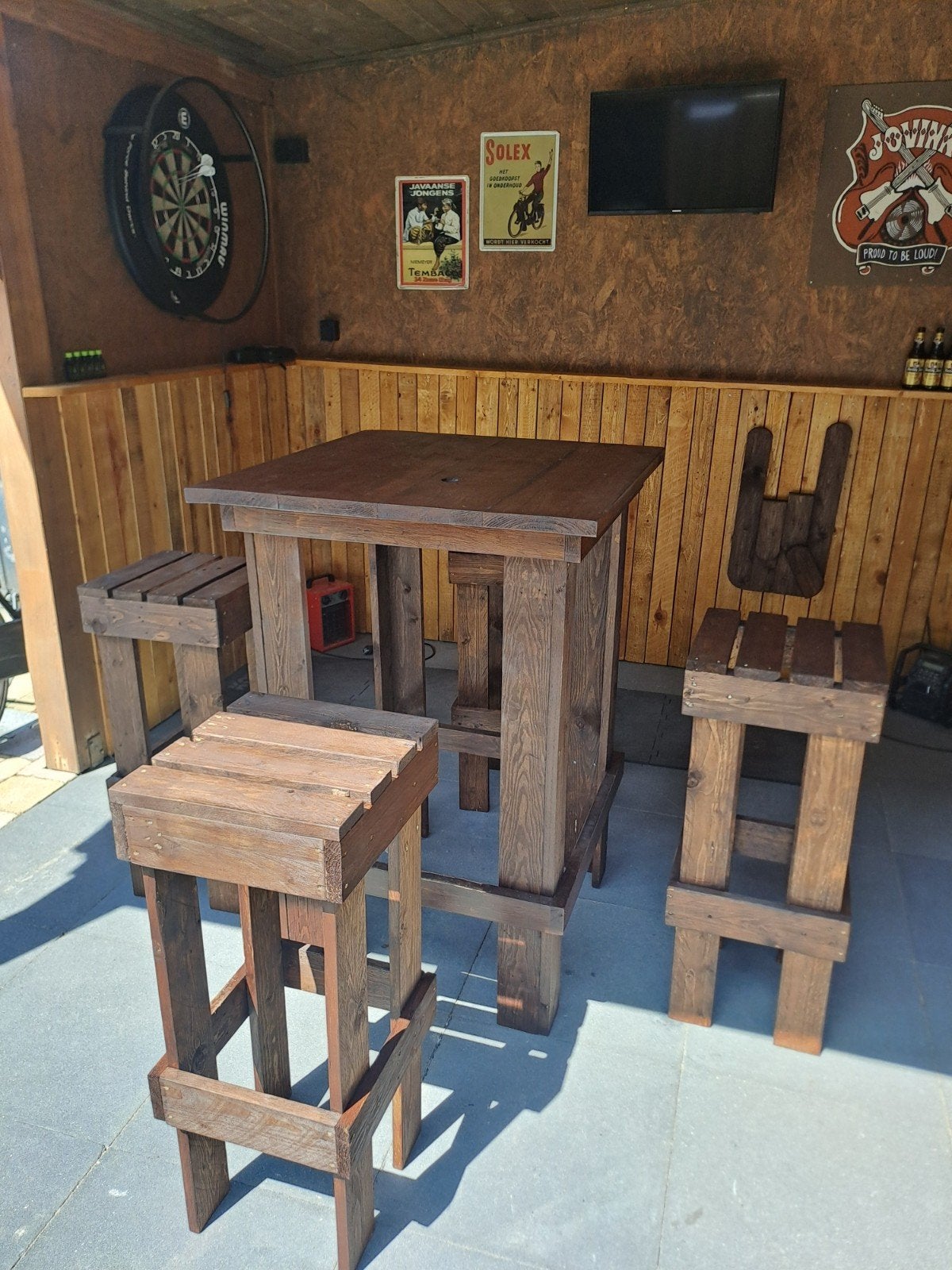 Bar krukken, Ophalen