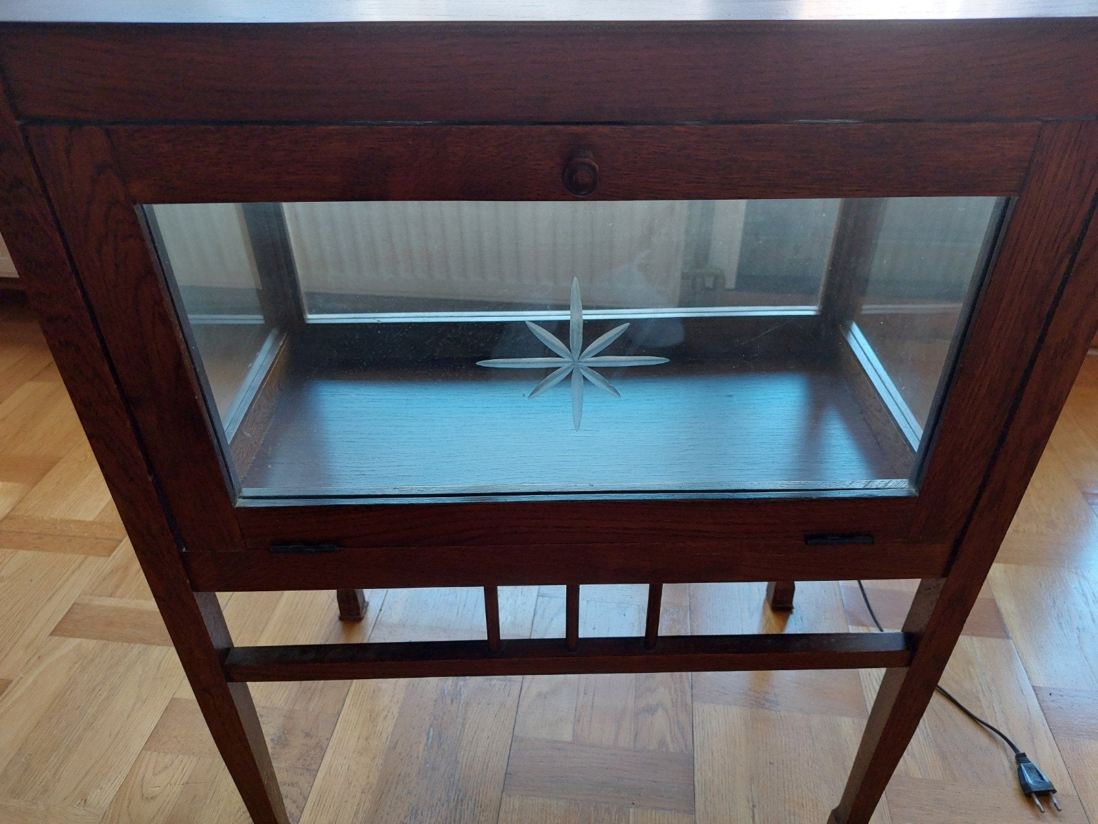 Theekastje met geslepen glas en verlichting, Ophalen of Verzenden