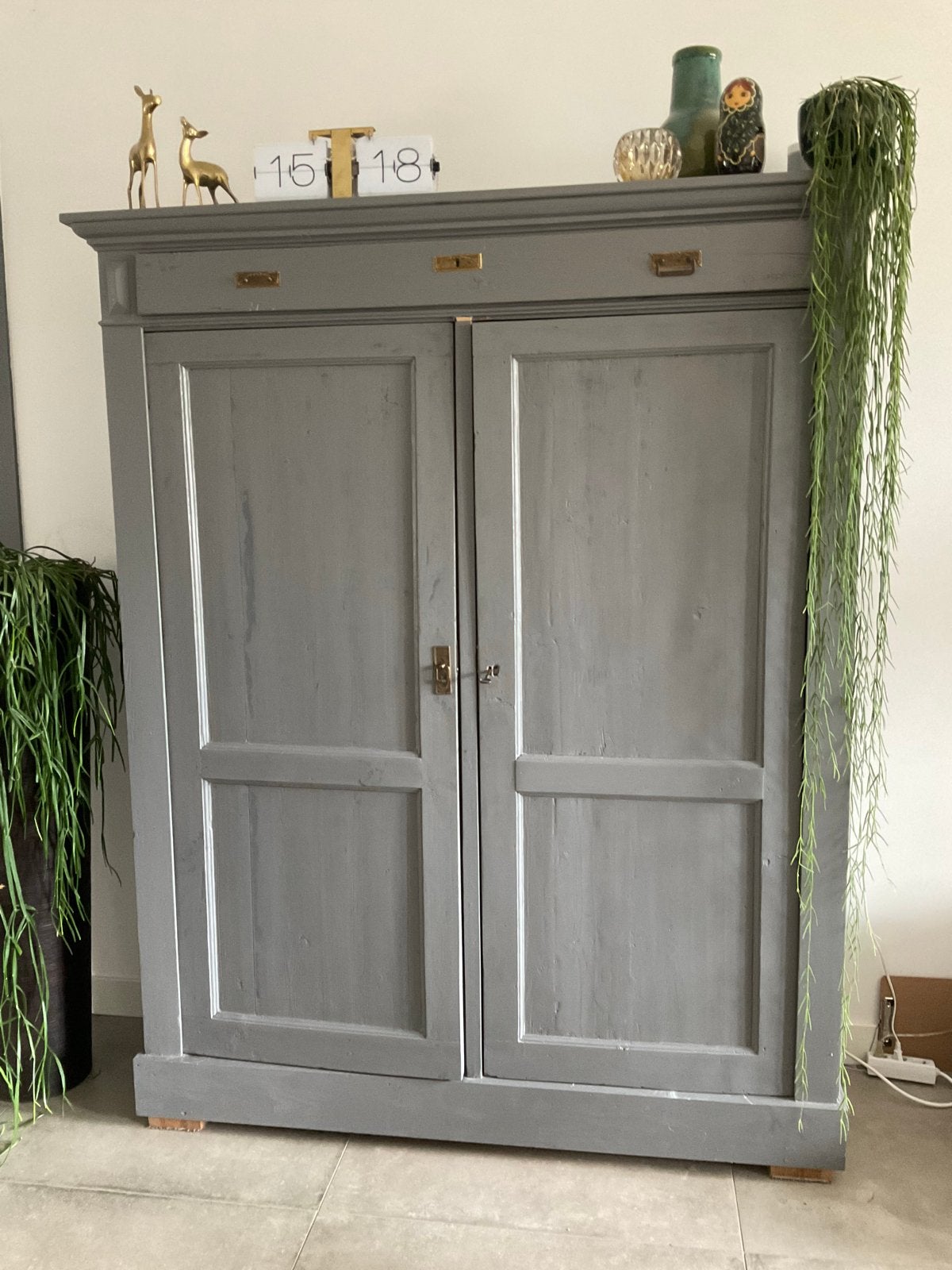 Houten landelijke kast, Ophalen