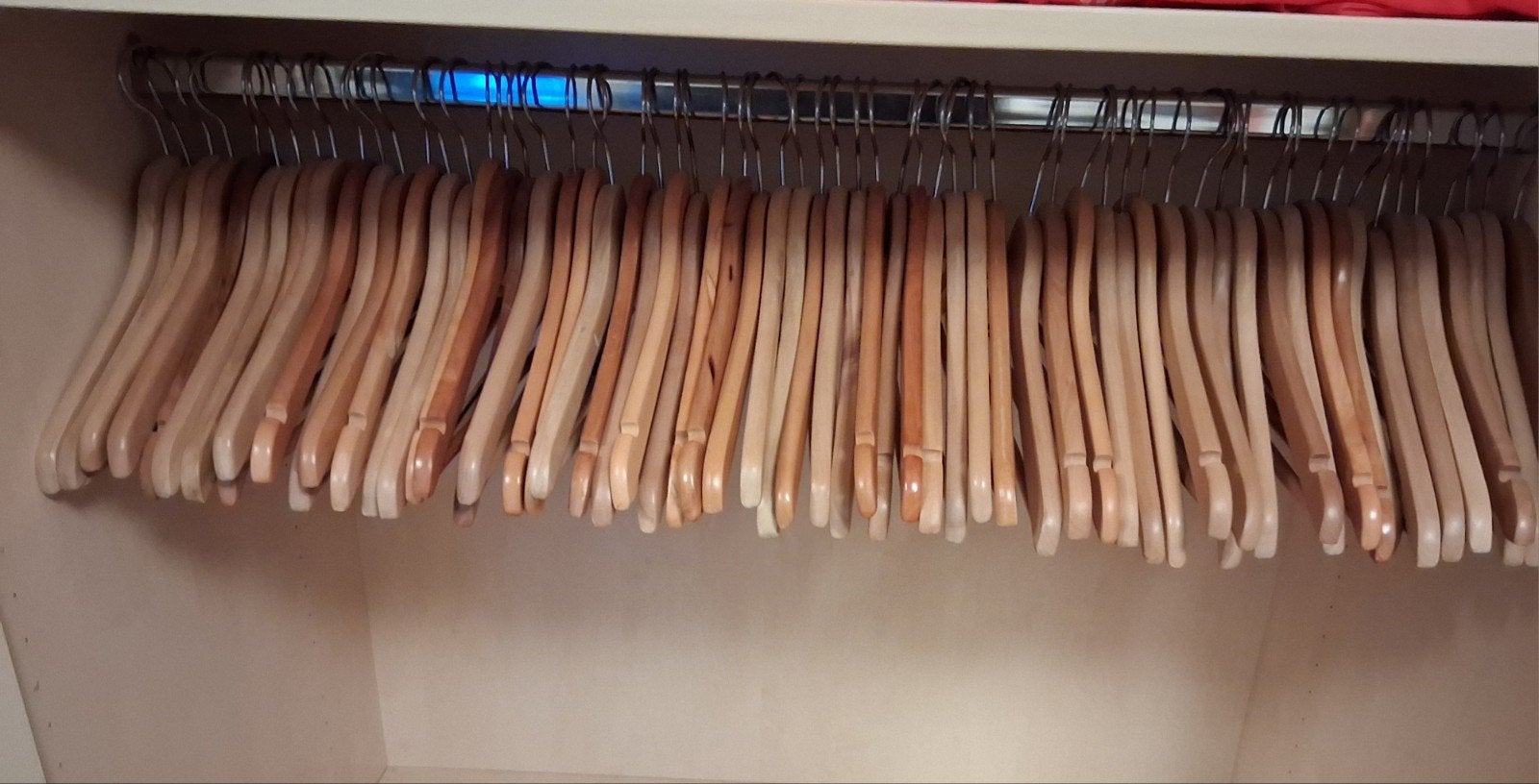 62 houten kleding/broek hangers, Ophalen, Zo goed als nieuw, Hout, Volwassenen