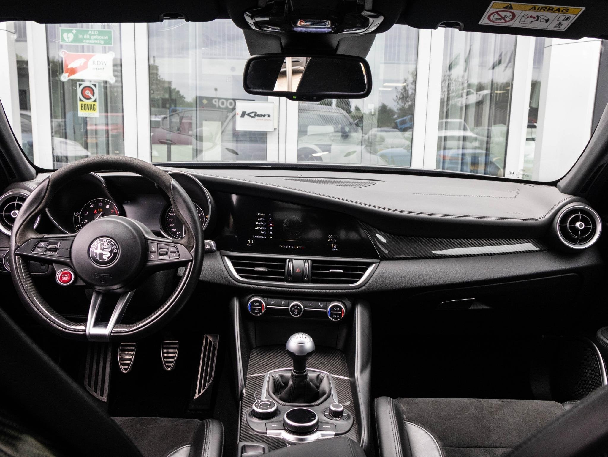 Alfa Romeo Giulia 2.9 V6 Quadrifoglio | Handgeschakeld | Per, Auto's, Voorwielaandrijving, Gebruikt, 510 pk, 4 stoelen