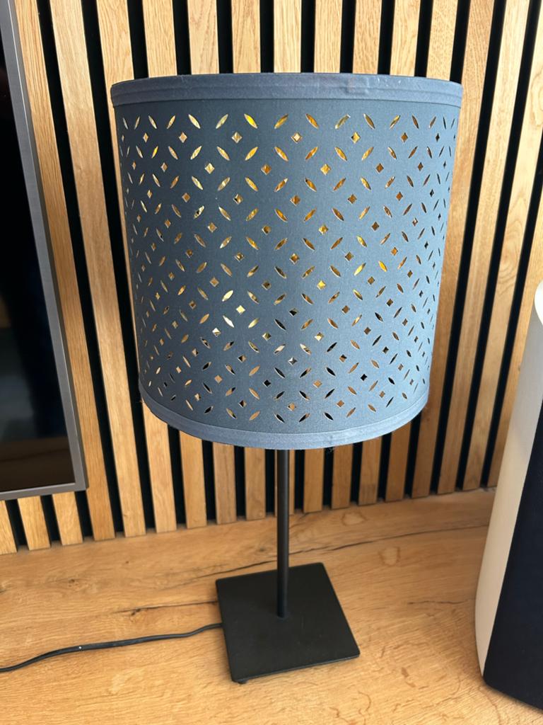 IKEA Hemma Tafellamp met Goudkleurige Binnenkant, Ophalen of Verzenden, Zo goed als nieuw, Metaal, 50 tot 75 cm