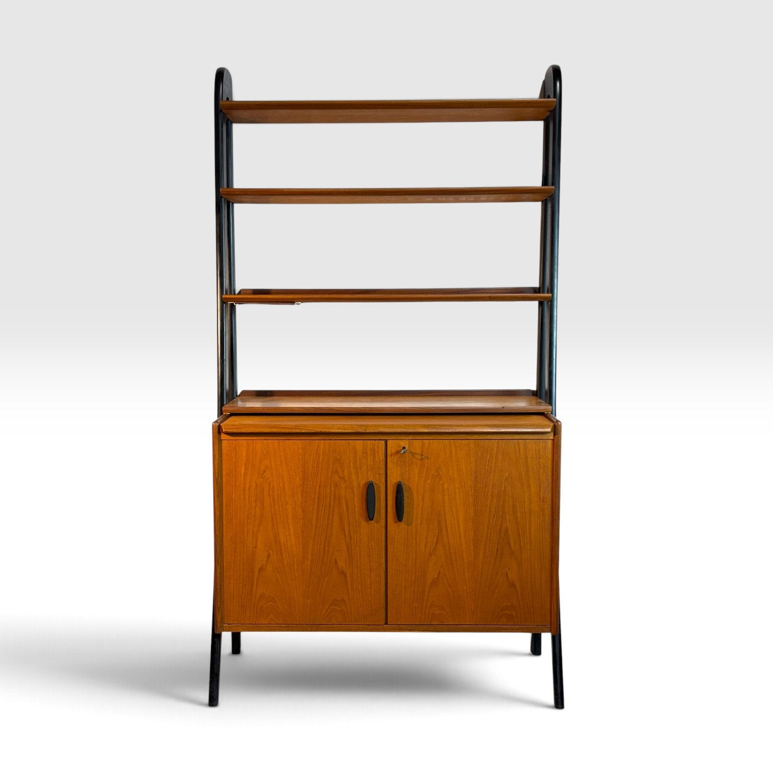 Teak boekenkast uit de jaren ’50/’60 met zwart staanders, Gebruikt, Met deur(en), Teakhout, ?