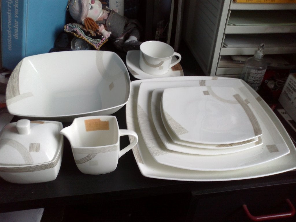 Servies Mikasa vierkant met decor goud en zilver showroomset, Overige typen, Nieuw, Ophalen of Verzenden, Overige stijlen