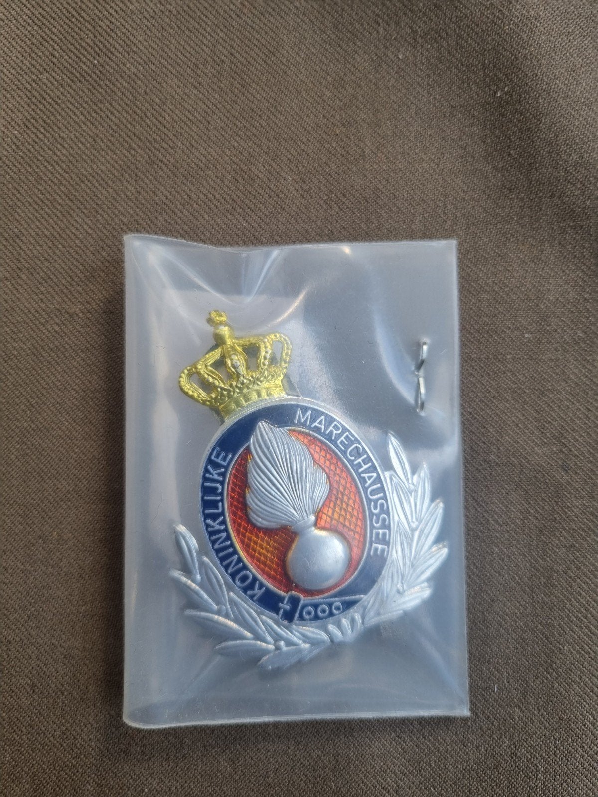 Baretembleem Onderofficier koninklijke marechaussee, Ophalen of Verzenden, Marechaussee, Nederland, Embleem of Badge