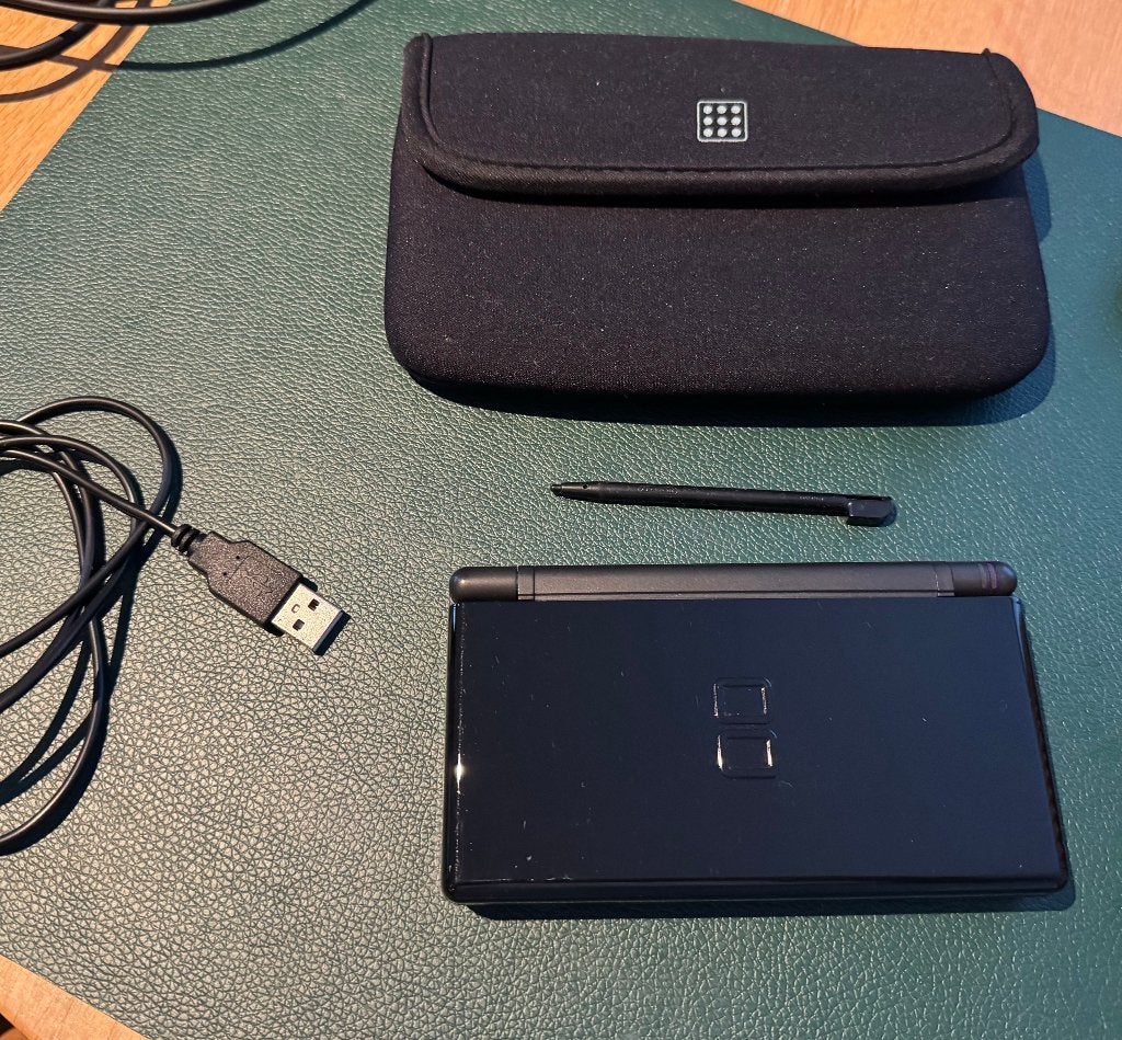 Nintendo DS Lite + hoes, Gebruikt, Zwart, Ophalen of Verzenden, Met beschermhoes of tas