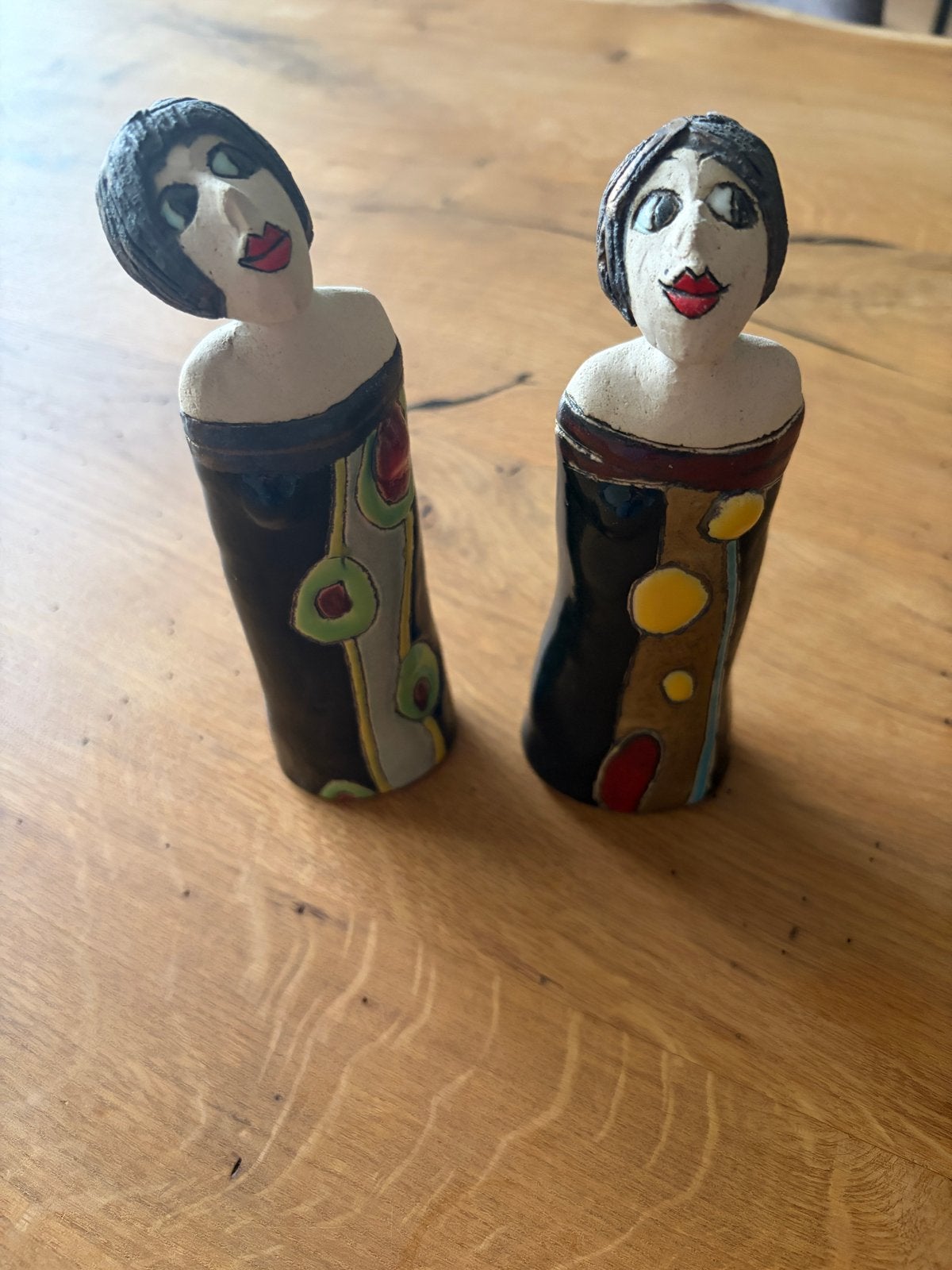 2 keramieke beeldjes van vrouwenfiguren, Antiek en Kunst, Geglazuurd, Ophalen of Verzenden, 20 - 50 cm, Steen of Keramiek