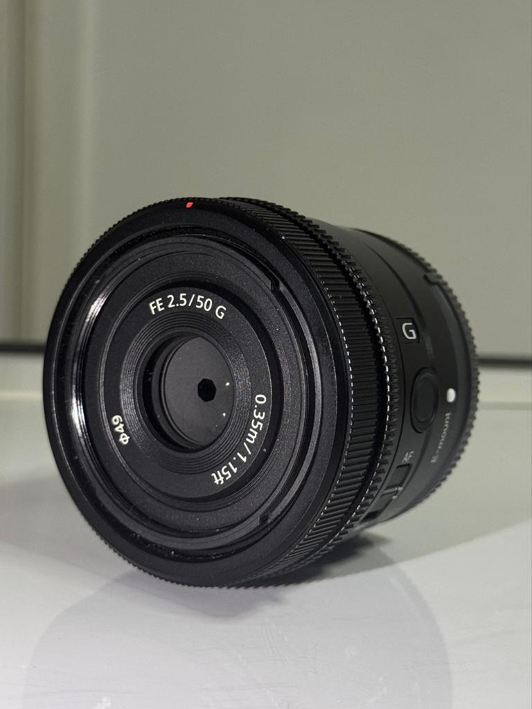 Sony FE 50mm F2.5 G - Compacte full frame lens, Ophalen of Verzenden, Zo goed als nieuw, Standaardlens