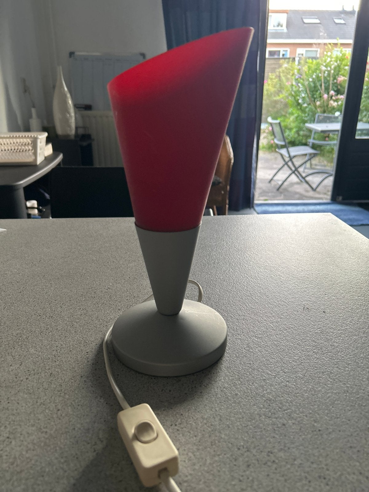 Moderne rode tafellamp - 25 cm hoog, Huis en Inrichting, Lampen | Tafellampen, Ophalen of Verzenden, Rood, Modern, Met schakelaar