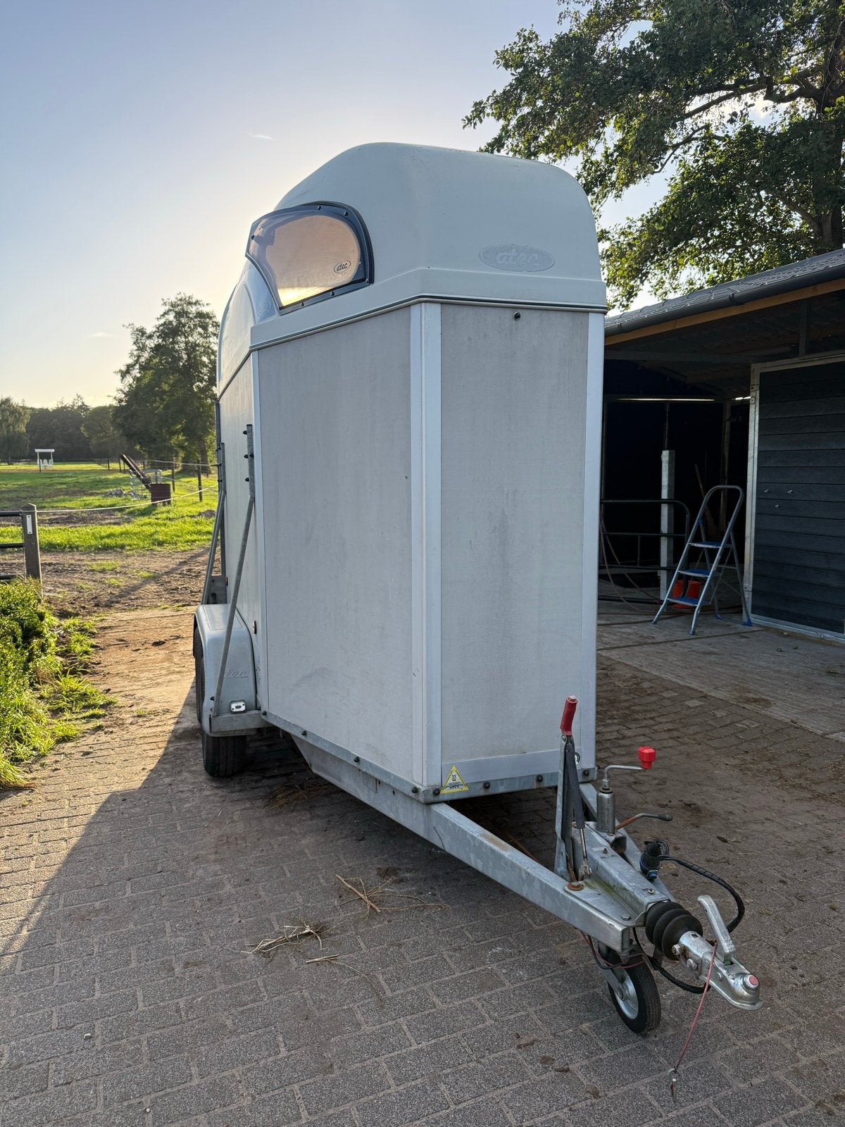 Atec Technoline 1,5 paards trailer, Dieren en Toebehoren, Ophalen, Gebruikt, Hout, 1½-paards trailer