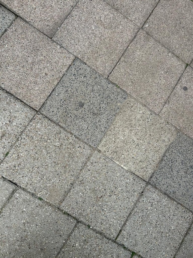 Gratis af te halen: ca. 190 stuks grindtegels / betontegels