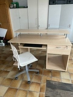 Bureau met stoel en kast, Ophalen, Zo goed als nieuw