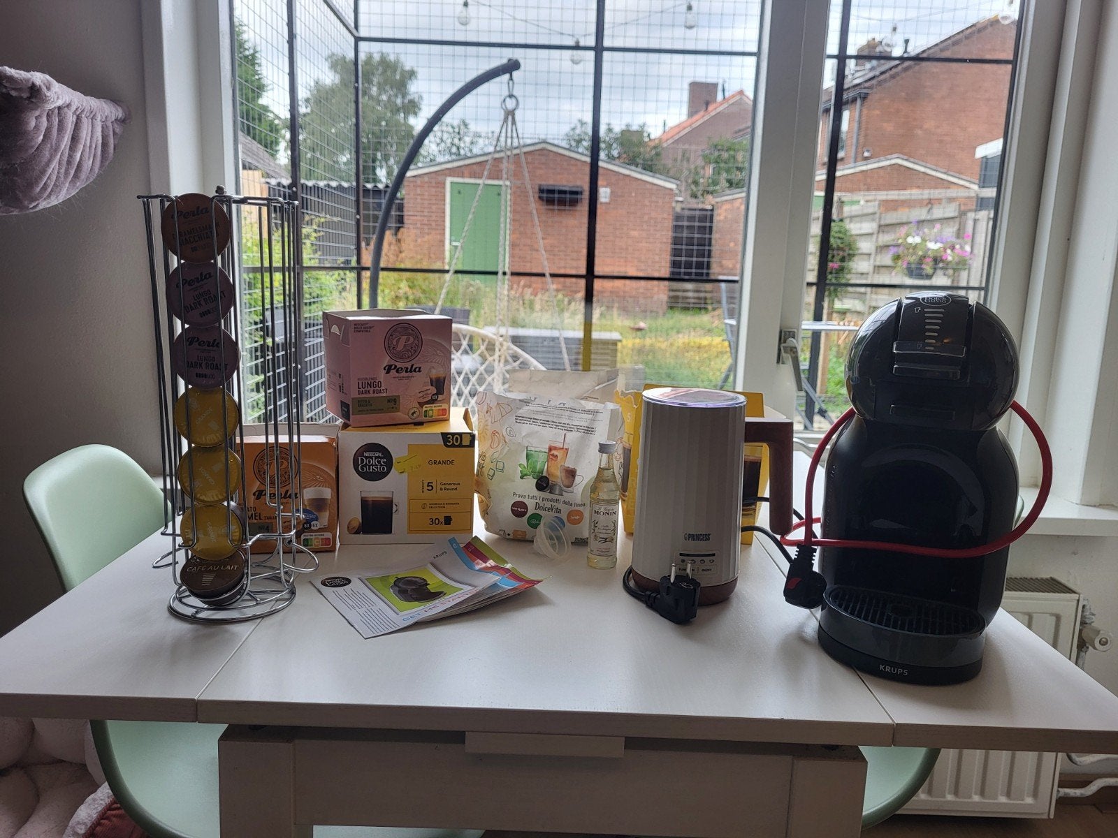 Dolce Gusto Starterset + Melkopschuimer, Koffiepads en cups, Gebruikt, Koffiemachine, Ophalen of Verzenden