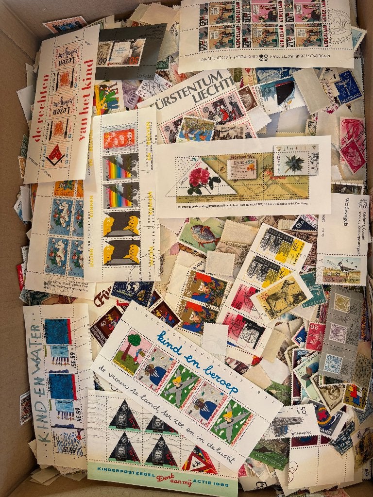 Doos afgeweekte zegels circa 5,8 kg, Postzegels en Munten, Postzegels | Volle albums en Verzamelingen, Ophalen of Verzenden, Nederland en Buitenland