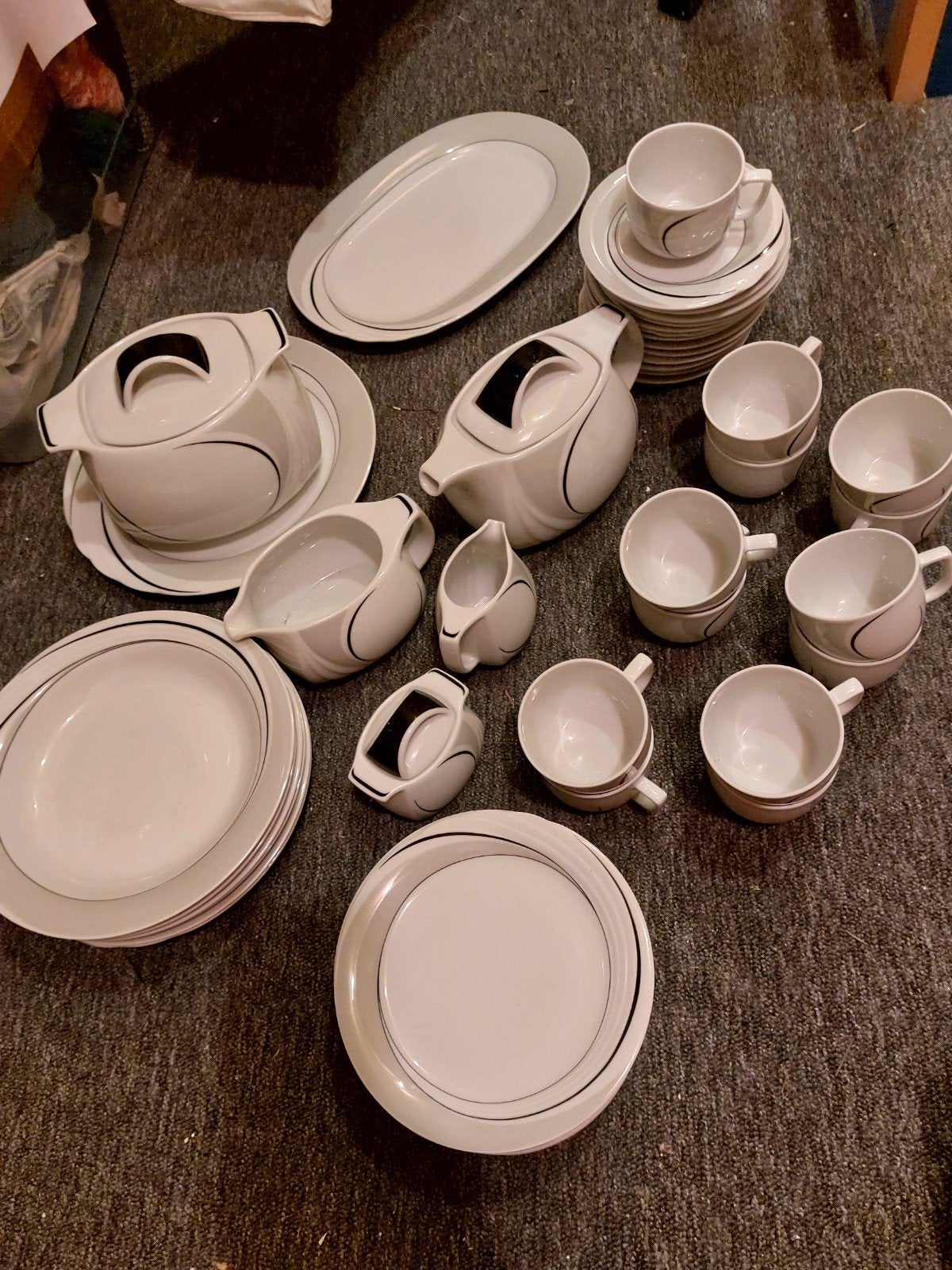 Servies wit met zwarte/grijze belijning, Huis en Inrichting, Ophalen, Zo goed als nieuw, Porselein, Overige stijlen