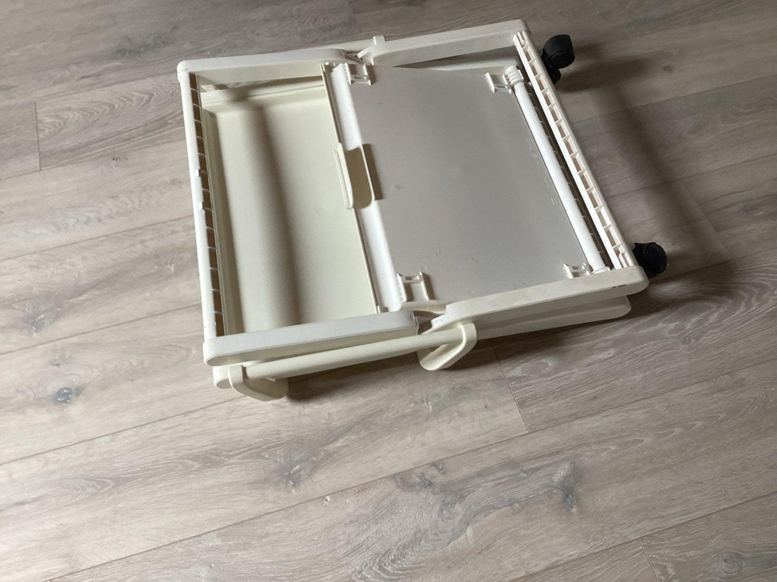 Opvouwbare serveerwagen / bijzettafel van plastic, Ophalen, Gebruikt