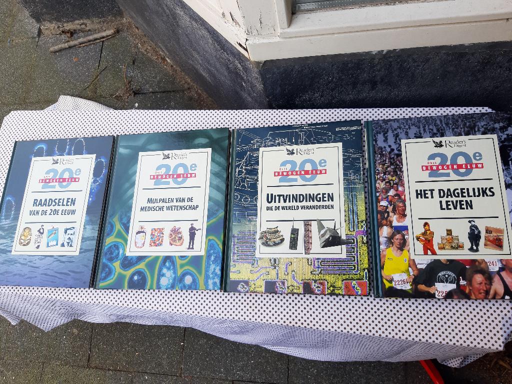 Onze bewogen eeuw - 20e eeuw volledige serie, 4 delen, Ophalen, Zo goed als nieuw, Overige wetenschappen