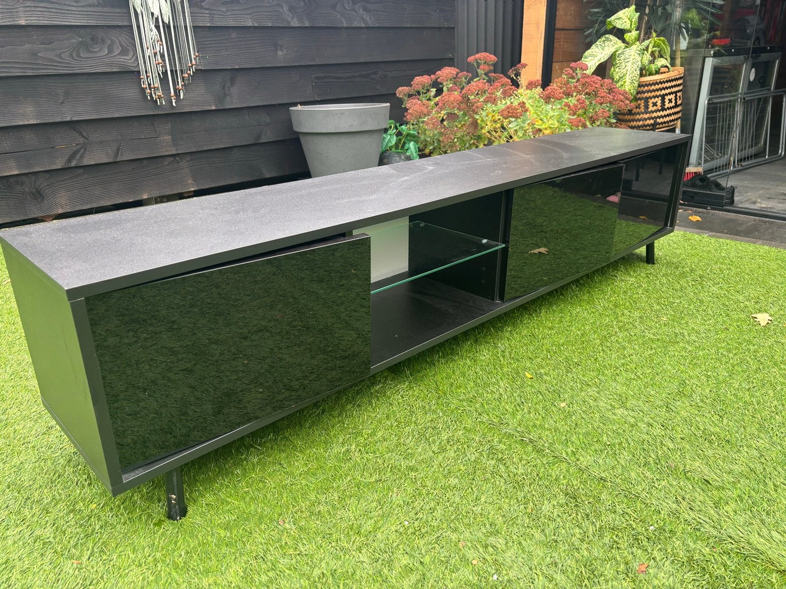 Zwart TV-meubel met glazen deuren en planken, Ophalen, Gebruikt, 150 tot 200 cm, Minder dan 100 cm