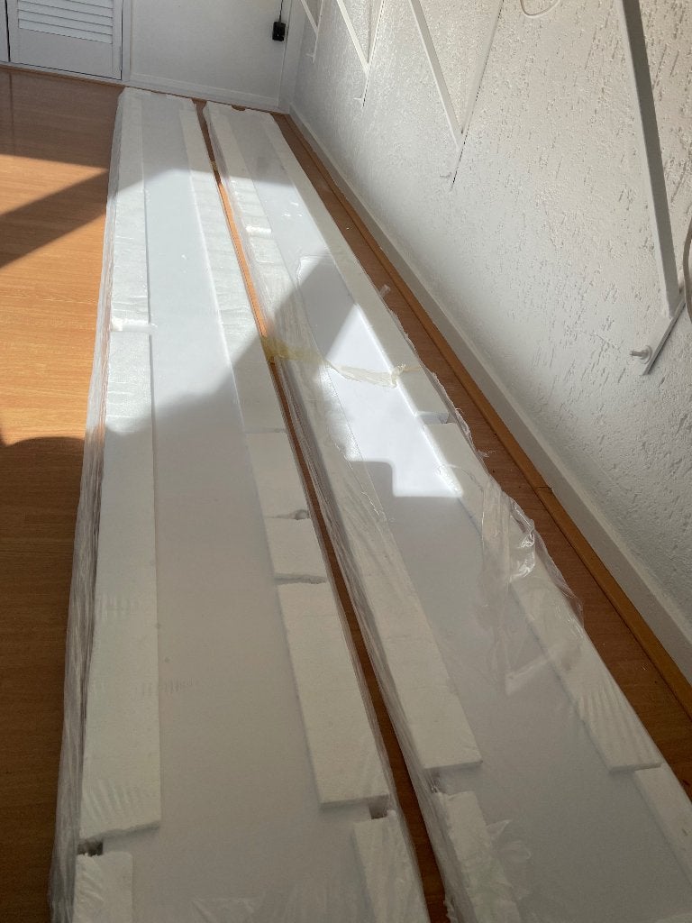 Twee nieuwe witte keukenplinten (277cm), Ophalen, Nieuw, Mdf, 250 cm of meer