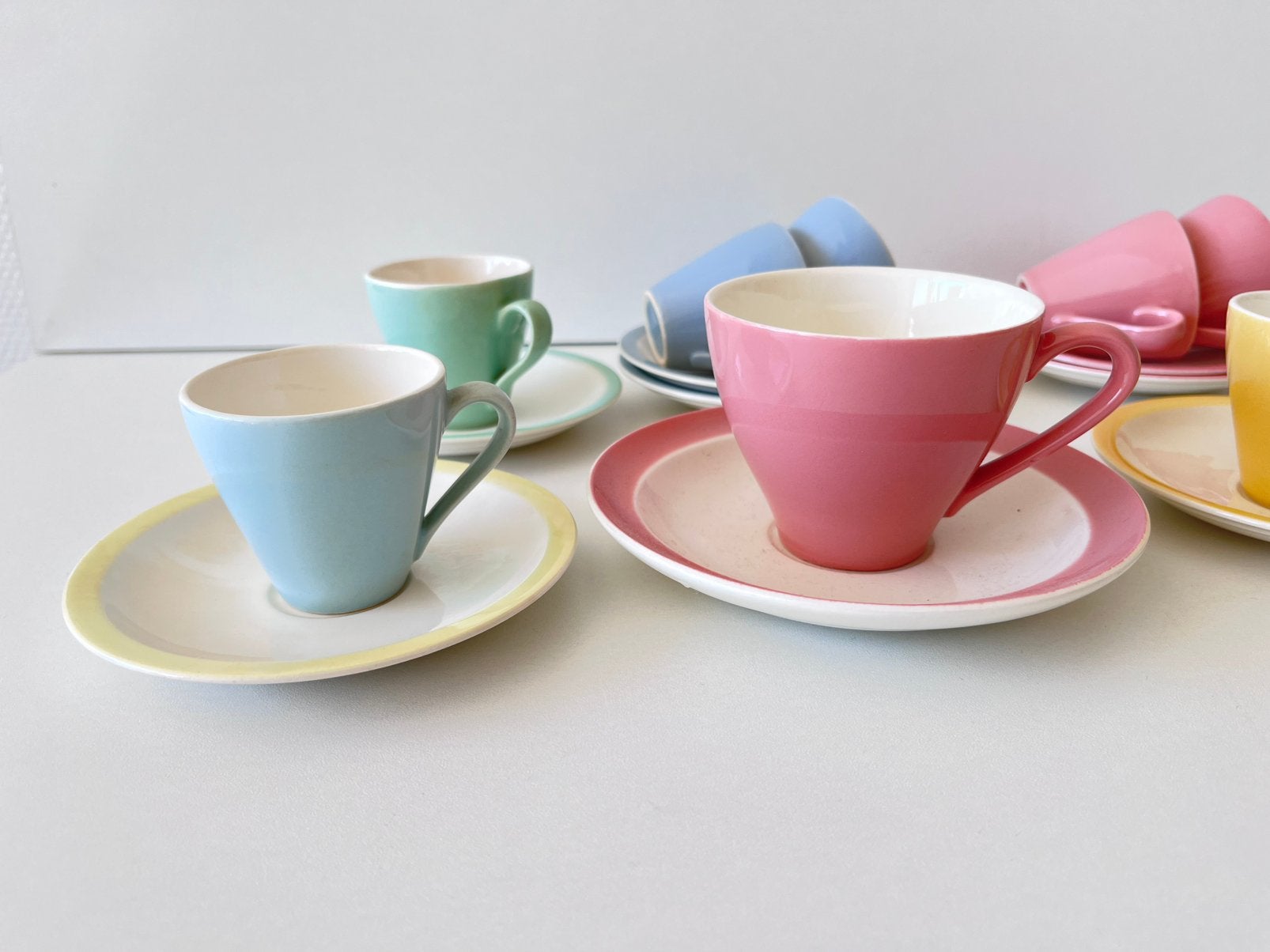 Pastel regout 7 kleine kop en schotels pastel servies, Antiek en Kunst, Ophalen of Verzenden