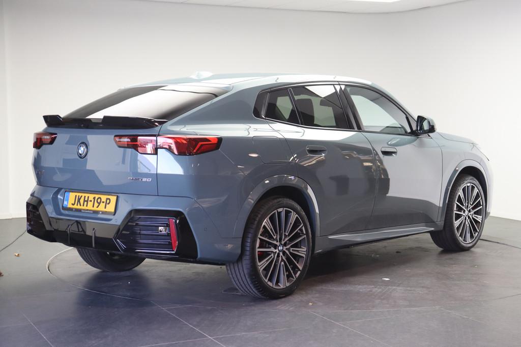 BMW iX2 eDrive20 M Sport / Sportstoelen / Achteruitrijcamera, Auto's, BMW, IX2, Met garantie (alle), 204 pk, SUV of Terreinwagen