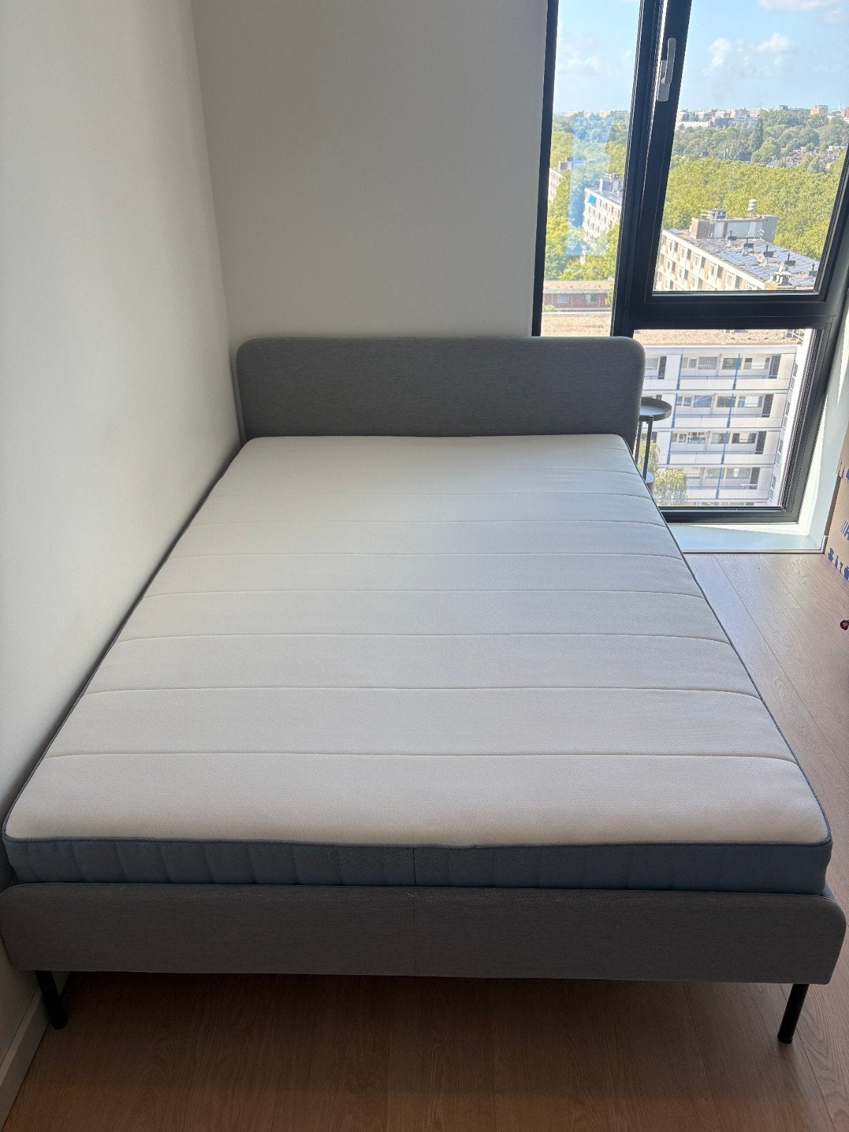 IKEA Slatum bedframe (grijs) + Vesteröy matras (140x200), Ophalen, Tweepersoons, 140 cm, Zo goed als nieuw