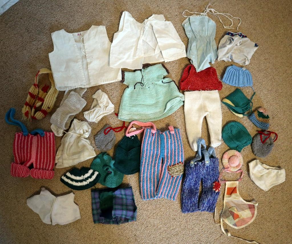 Groot lot vintage poppenkleertjes handgemaakt, Ophalen, Pop