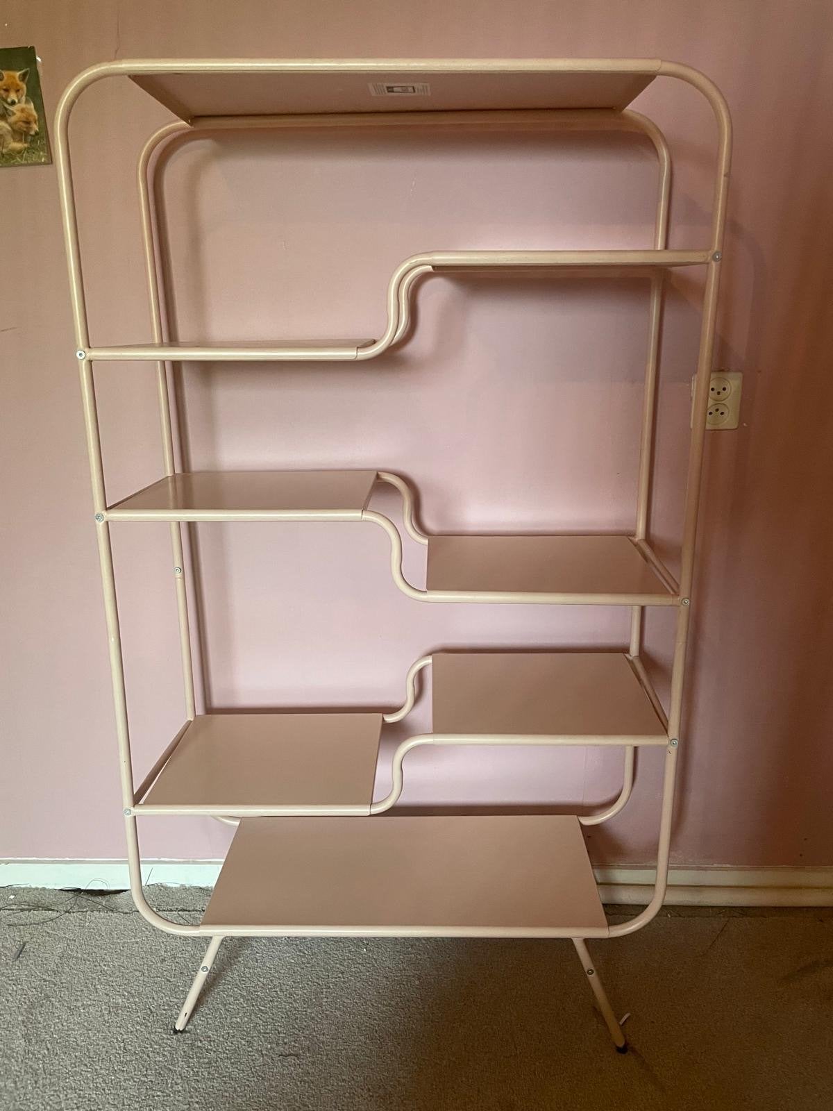Zachtroze metalen wandkast van Kwantum, Huis en Inrichting, Ophalen, Met plank(en), Gebruikt, 100 tot 150 cm