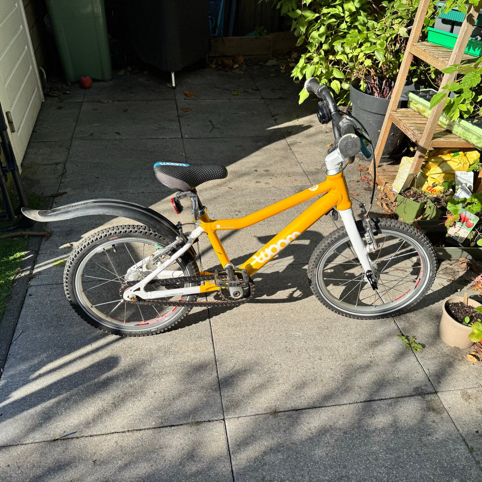 Mooie Woom 3 kinderfiets met spatbord en ketting beschermer, Ophalen, Zo goed als nieuw, Terugtraprem, 16 tot 20 inch