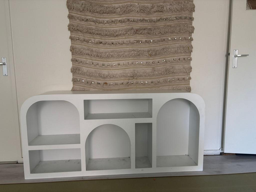 Gebogen kast wit, Huis en Inrichting, Kasten | Wandmeubels, Ophalen of Verzenden, Zo goed als nieuw, Minder dan 150 cm, Minder dan 100 cm