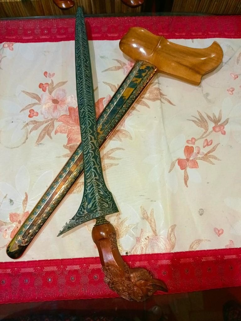 Antieke Keris Jalak Ruwel Pamor Kembang Lampes Timoho SVH59, Indonesië, Meerkleurig, Wapen, Gesneden